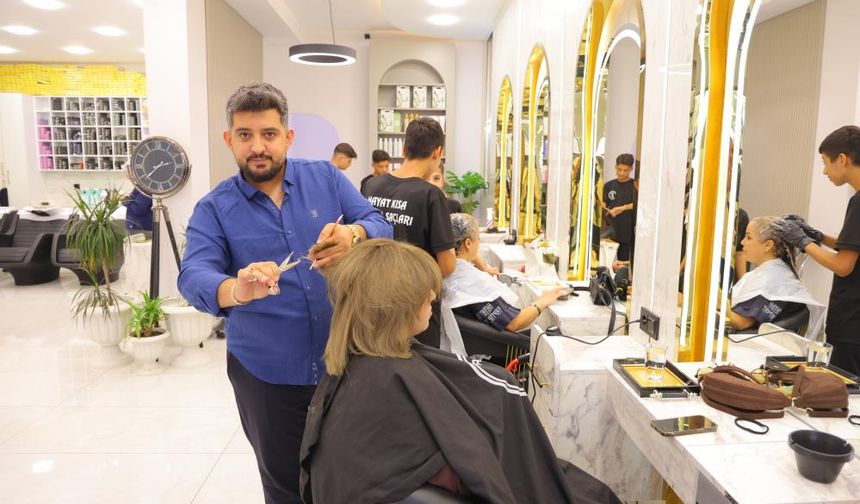 Kahramanmaraş'ta gülerek uğurladığı müşterileri bir gün sonra enkaz altında kaldı