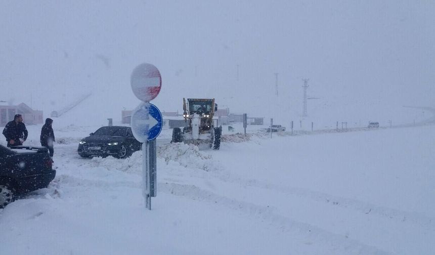 Kahramanmaraş’ta kar ulaşımı durma noktasına getirdi