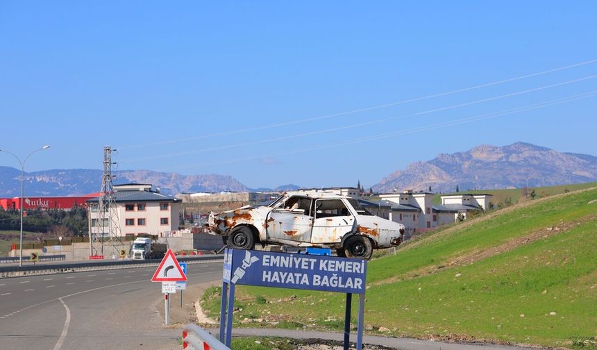 Kahramanmaraş’ta Kaza Yapmış Araçlar Şehir Girişlerinde Sergileniyor