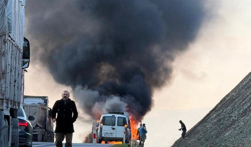 Kahramanmaraş’ta Seyir Halindeki Minibüs Alev Aldı! Araç Küle Döndü