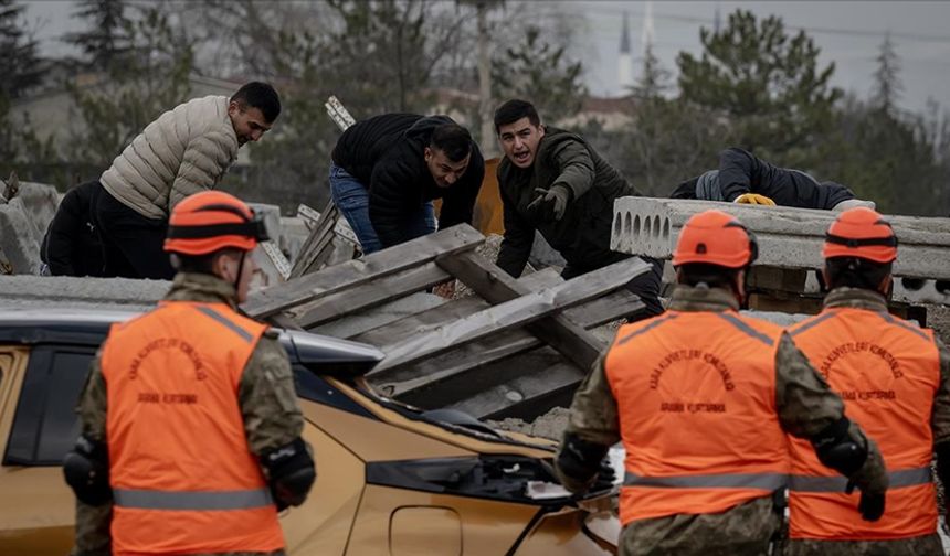 Mehmetçik deprem tatbikatında enkazdan can kurtardı