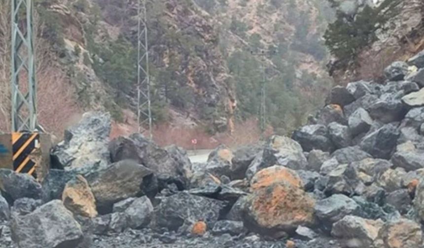 Yoğun Yağış Kahramanmaraş’ta Heyelana Yol Açtı: Yollar Trafiğe Kapandı