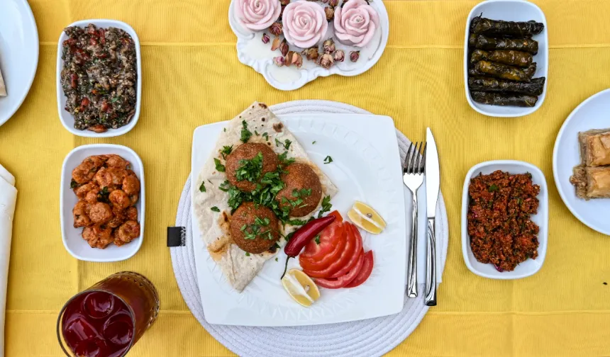 Adana’nın meşhur lezzeti: Coğrafi işaretli içli köfte sofraların vazgeçilmezi