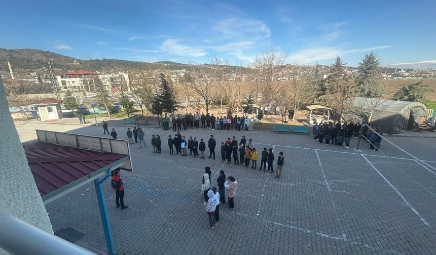 AFAD’dan Türkoğlu’nda deprem haftası eğitimi ve tahliye tatbikatı