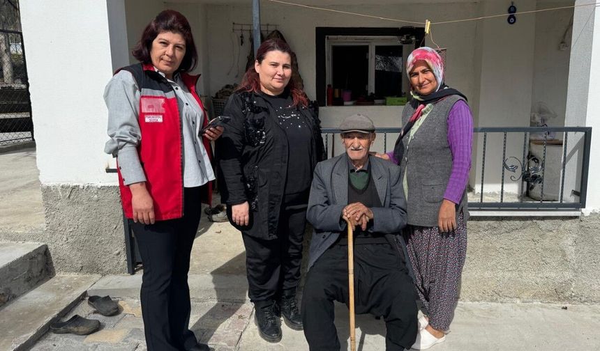 Andırın'da yaşlılara bayram sürprizi! Bakanın selamı ulaştırıldı