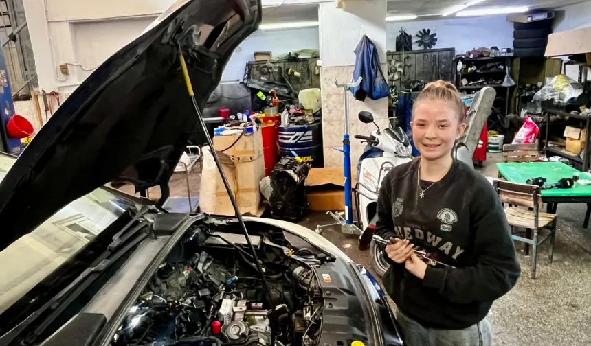 Antalya’da sanayinin 17 yaşındaki kadın oto tamircisi: Selen Tıraşoğlu