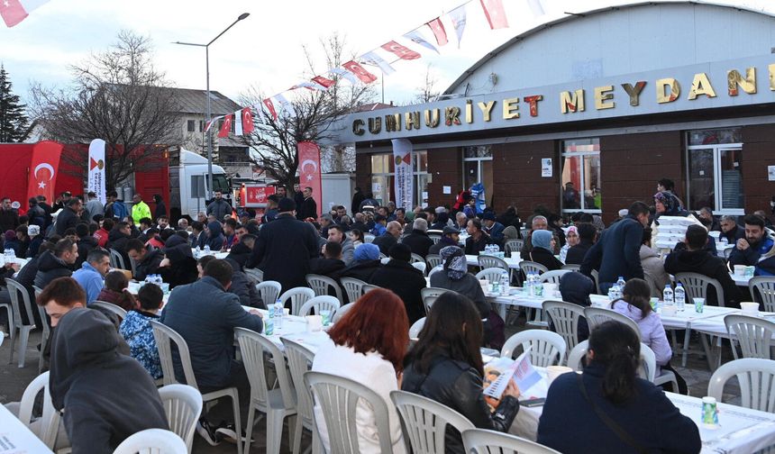 Bir Sofrada Buluşan Nurhaklılar Ramazan Coşkusunu Yaşadı
