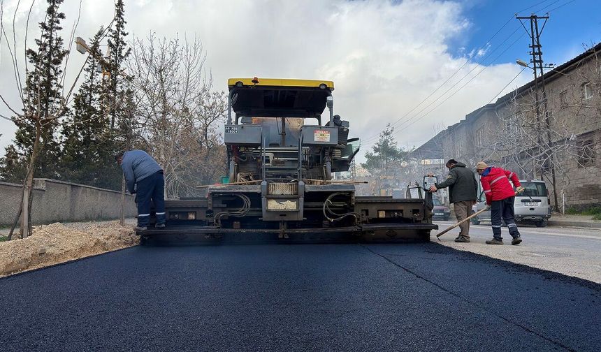 Dulkadiroğlu’nda Rafet Efendi Caddesi sıcak asfaltla yenileniyor