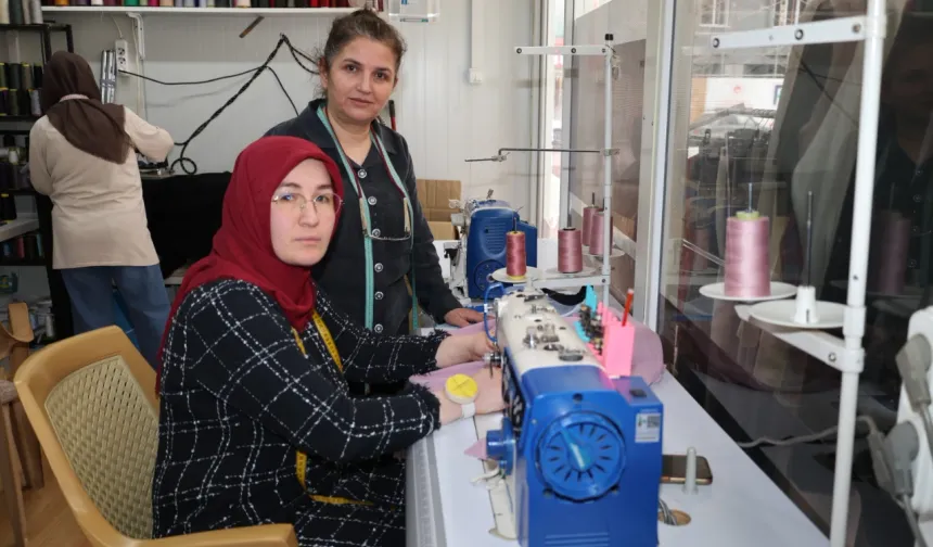 Elbistan’da depremzede kadın konteynerde kurduğu dikimevini büyüttü