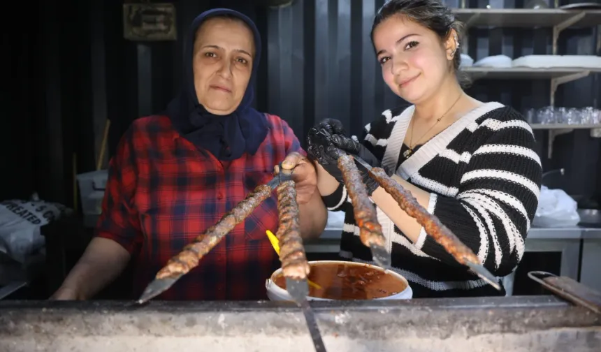 Hatay’da depremden sonra anne-kız ızgara başında hayat kurdu