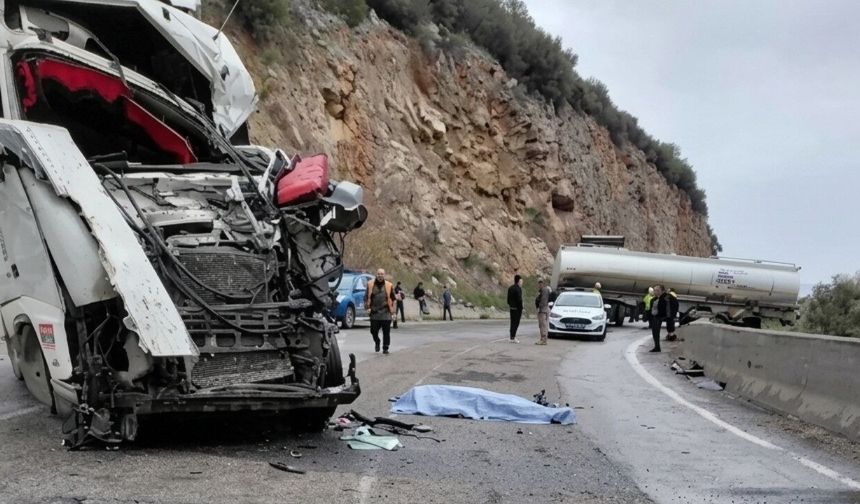 Kahramanmaraş-Gaziantep yolunda iki tır kafa kafaya çarpıştı 2 sürücü can verdi
