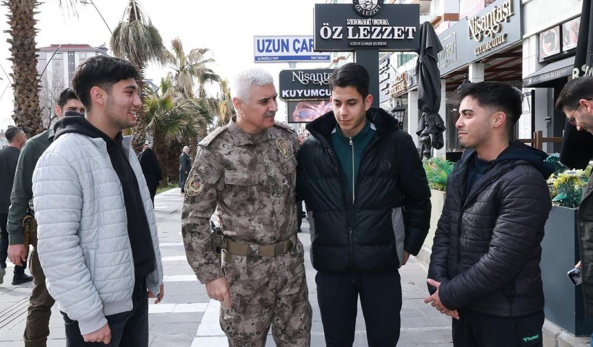 Kahramanmaraş protokolü Uzunçarşı’da esnafla buluştu