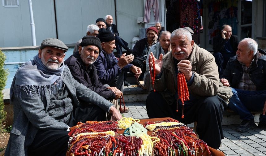 Kahramanmaraş Ulu Cami Meydanı'nda Ramazan Geleneği: Emeklilerin Değişmeyen Adresi