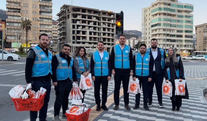 Kahramanmaraş’ta AK Gençlik’ten iftara yetişemeyenlere ikram