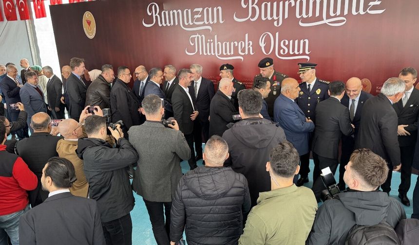 Kahramanmaraş’ta Bayramlaşma Programı Demokrasi Meydanı’nda Yapıldı