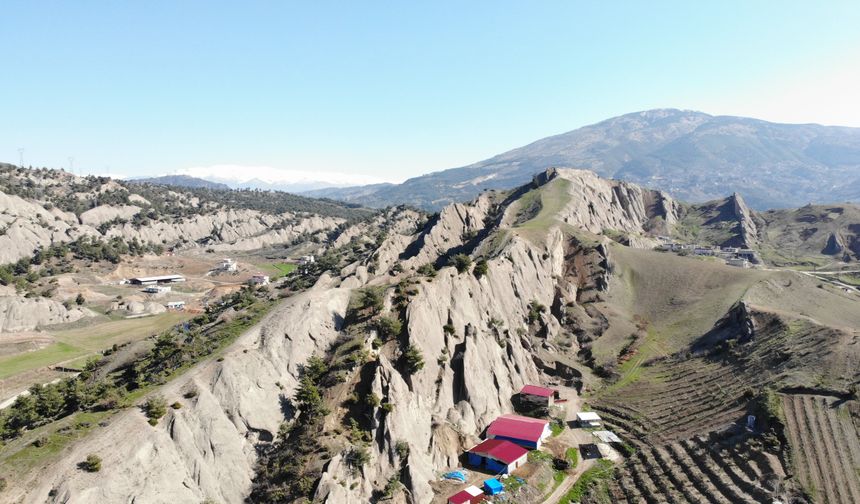Kahramanmaraş'ta ejderha sırtına benzetilen kayalık bölge dron ile görüntülendi