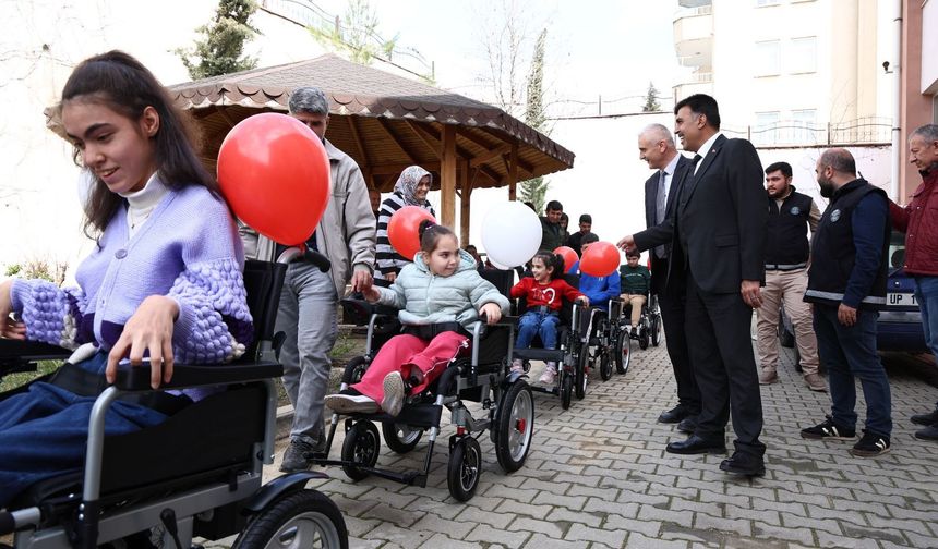 Kahramanmaraş’ta Hayırsever Polis Özel Öğrencilere Akülü Sandalye Hediye Etti