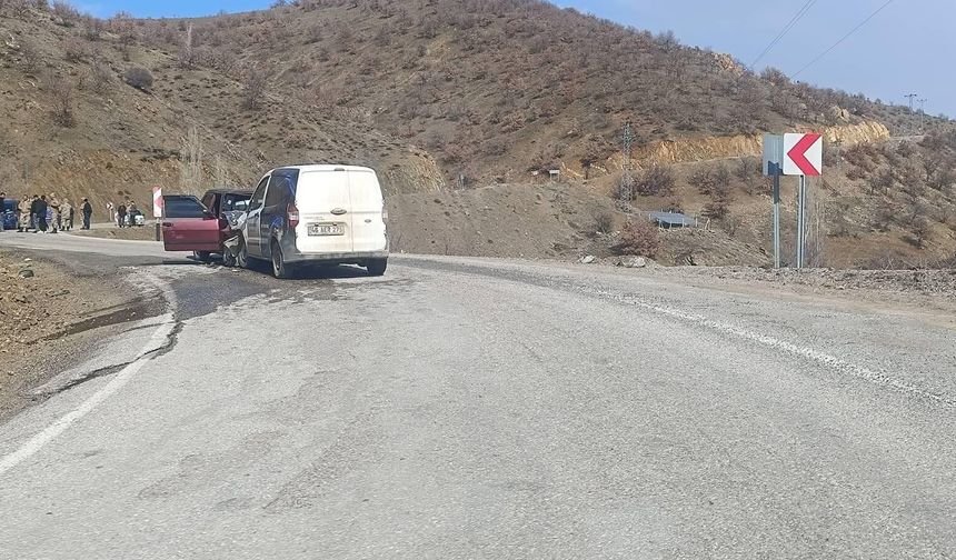 Kahramanmaraş’ta İki Araç Kafa Kafaya Çarpıştı: 1 Ölü, 4 Yaralı