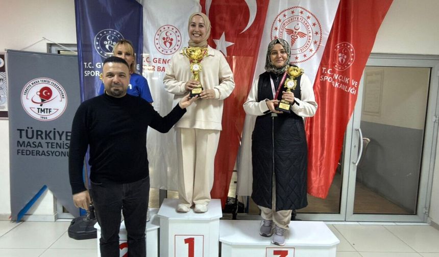 Kahramanmaraş’ta sağlık çalışanları masa tenisinde yarıştı