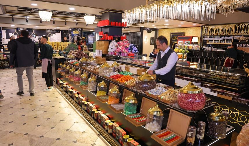 Kahramanmaraş'ta tezgahlar şeker ve çikolatalarla süslendi