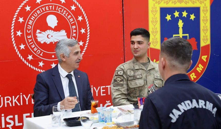 Kahramanmaraş’ta Vali Ünlüer jandarma personeliyle iftarda buluştu