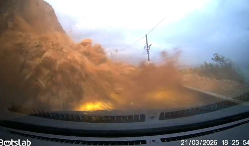 Mersin-Antalya yolundaki heyelan araç kamerasında