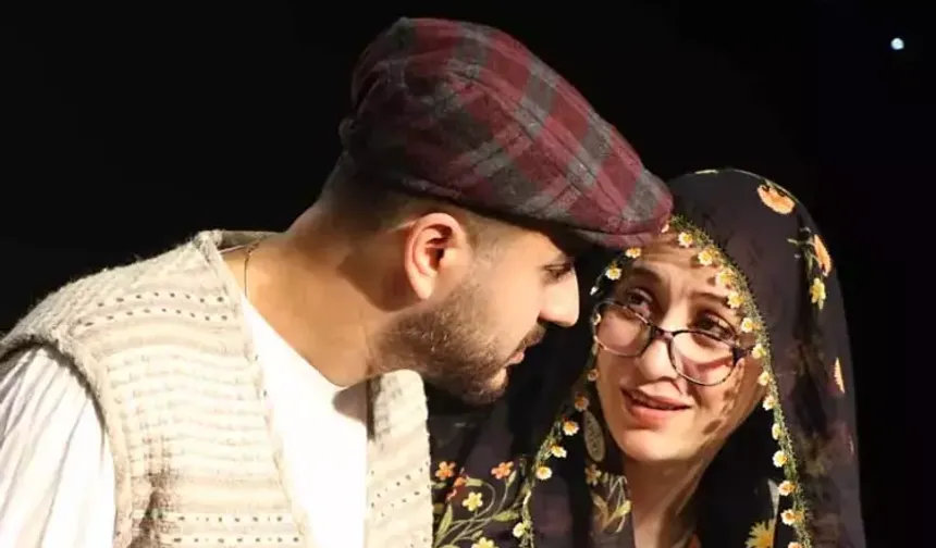 Nişanlanan çift, tören sırasında 40 yıl sonraki hallerini skeçle canlandırdı