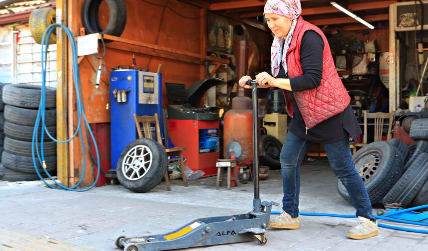 Oto Lastik Tamirine Kadın Eli Değdi: Elinde Krikoyu Gören Şoförler Şaşırıyor
