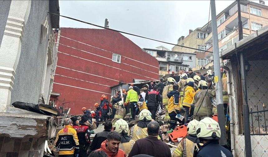 Fatih’te doğal gaz kaynaklı patlamada 2 bina çöktü; 9 kişi kurtarıldı