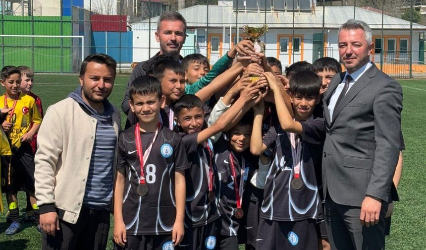 Türkoğlu'nda kupa heyecanı! Küçük erkek futbol birincileri belli oldu
