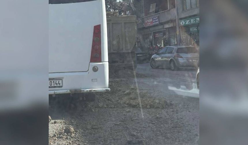 Kahramanmaraş'ta hafriyat kamyonu çamur dökerek ilerledi