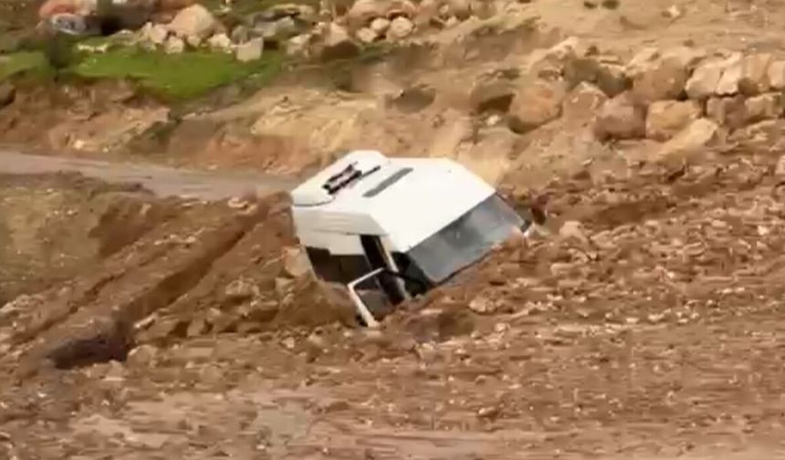 Korkutan heyelan: Minibüs mahsur kaldı