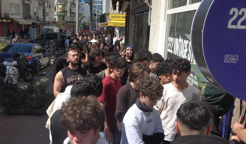 Antalya’da indirimli ikinci el mağaza açılışı izdihama dönüştü