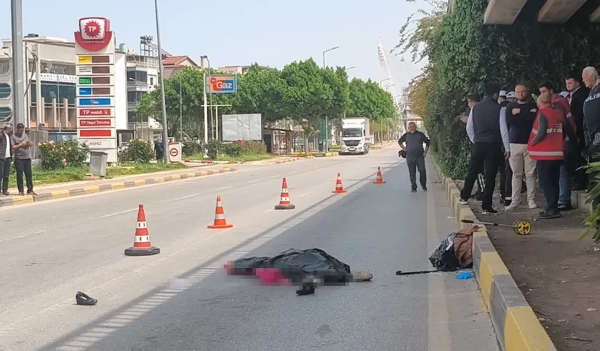 Antalya'da tırın altında kalan mendilci kadın can verdi!