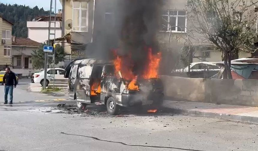 Ataşehir’de park halindeki hafif ticari araç alev alev yandı