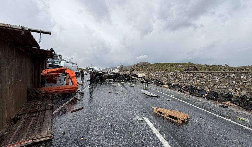 Bitlis’te Bakım Aracı İle TIR Çarpıştı: 1’i Ağır 3 Yaralı