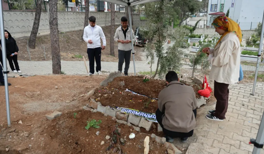 Kahramanmaraş saldırısı kurbanı 4 çocuğun mezarına şeker konuldu!