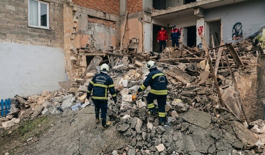 Kahramanmaraş'ın komşu şehrinde yağmur, kerpiç binayı yıktı! Çift enkaz altında kaldı