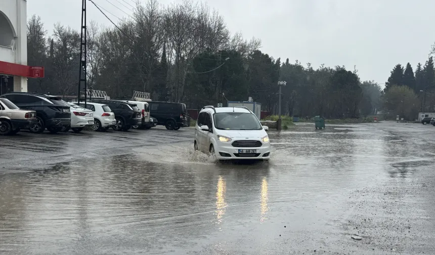 Kahramanmaraş’ta aniden bastırdı! Sağanak sonrası cadde ve sokaklar göle döndü