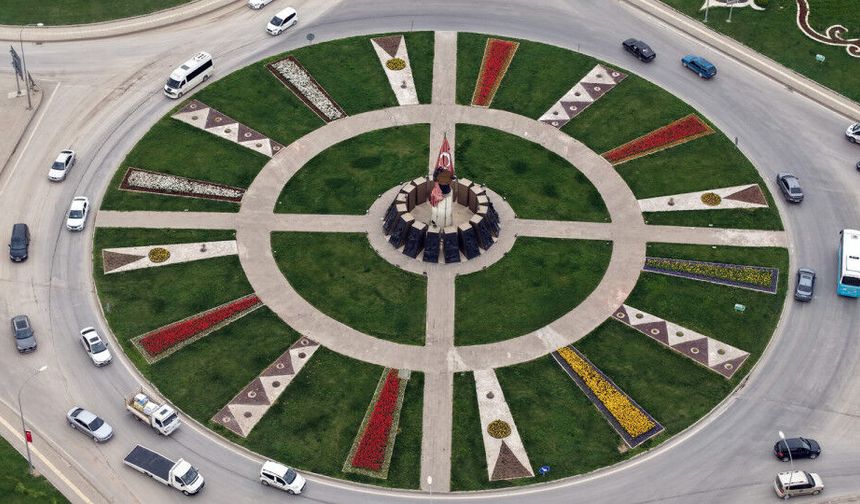 Kahramanmaraş’ta Kavşaklar Rengârenk Çiçeklerle Donandı