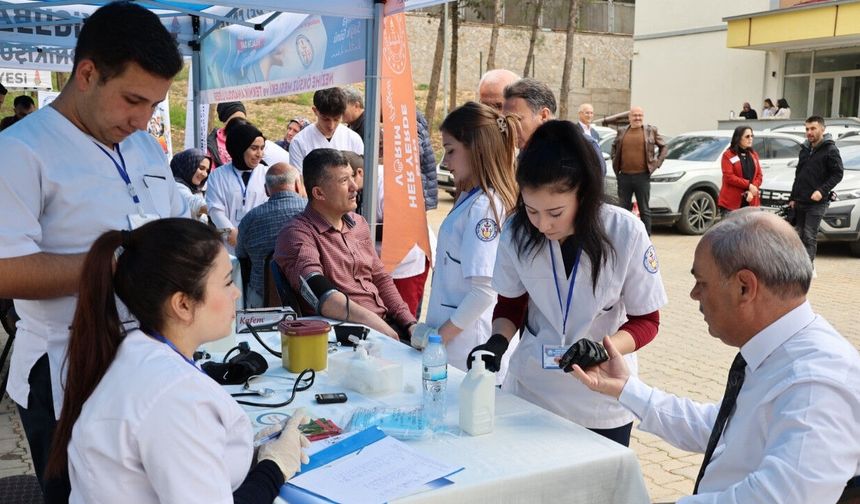 Kahramanmaraş’ta sağlık haftası etkinliği! Öğrenciler sahada uygulama yaptı