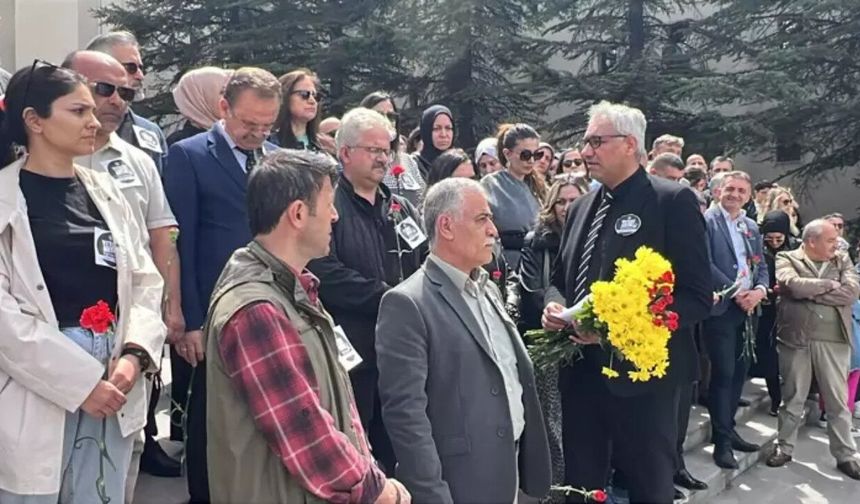 Kahramanmaraş'ta saldırıda ölenler için karanfiller bırakıldı