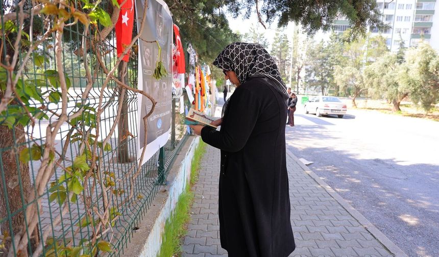Kahramanmaraş’ta Saldırının Yaşandığı Okul Önünde Yaşlı Kadın Kur’an Okuyup Gözyaşı Döktü