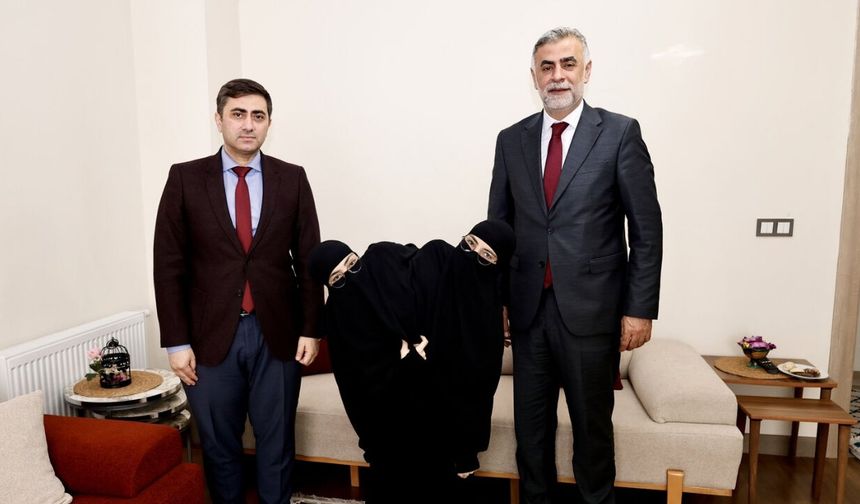 Kahramanmaraş’ta siyam ikizleri evlerinde ziyaret edildi!