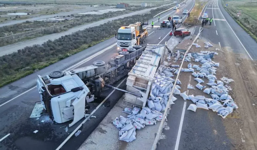 Tır devrildi, arkadan gelen araç çarptı: 1 ölü, 5 yaralı var