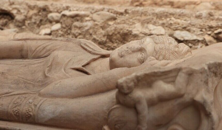 10 metrelik anıtsal mezar ve içerisinde aristokrat bir kadına ait lahit bulundu