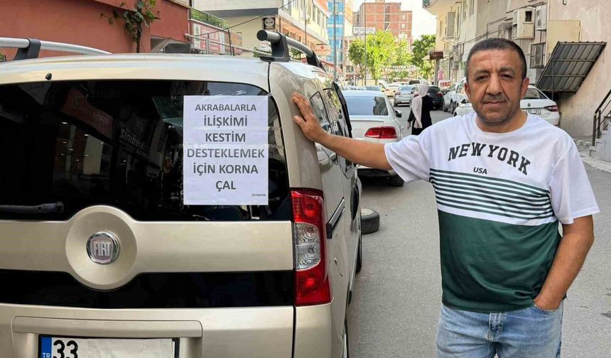 Aracına astığı yazıyla dikkat çekti: "Akrabalarımla ilişkimi kestim, çok huzurluyum"