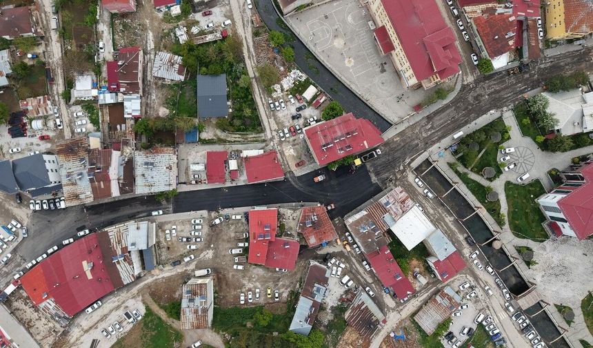 Depremde hasar gören Göksun yollarına sıcak asfalt
