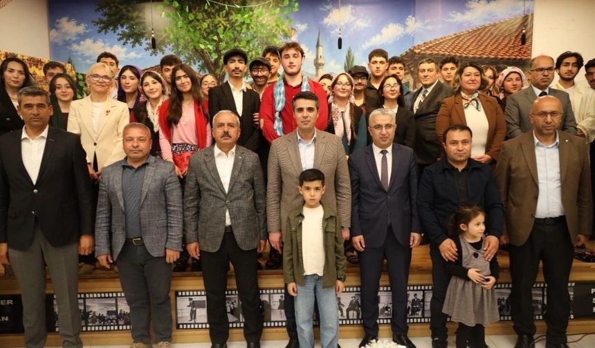 Elbistan'da genç yeteneklerden muhteşem tiyatro performansı!