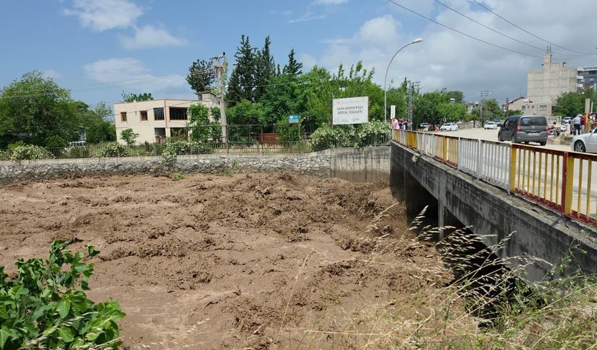 Hatay’da dere taştı, iki mahalleyi bağlayan köprü ulaşıma kapatıldı